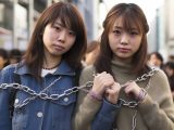 街中で、手錠で拘束される女性　宮城県　登米市　2024年05月15日